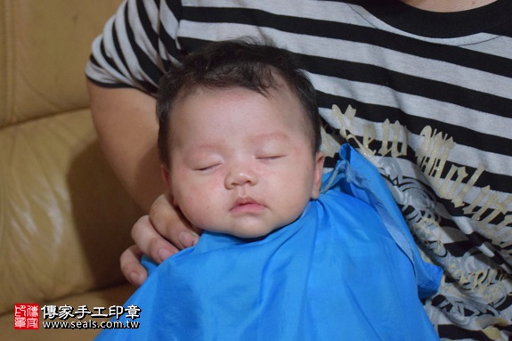 剃胎毛、滿月剃頭、嬰兒剃頭、嬰兒理髮、嬰兒剃髮、嬰兒剃胎毛、嬰兒滿月剃頭、寶寶剃頭、剃胎毛儀式、剃胎毛吉祥話、滿月剃頭儀式、滿月剃頭吉祥話、寶寶剃胎毛、寶寶滿月剃頭理髮、 新北市三峽地區剃胎毛、新北市三峽地區滿月剃頭、新北市三峽地區嬰兒剃頭剃胎毛、新北市三峽地區嬰兒理髮、新北市嬰兒剃髮、 邱寶寶(新北三峽區到府嬰兒寶寶滿月剃頭理髮、免費到府嬰兒剃胎毛儀式吉祥話)。到府剃頭剃胎毛主持、專業拍照、DVD光碟、證書。★購買「臍帶章、肚臍章、胎毛筆刷印章」贈送：剃頭、收涎、抓周，三選一。2017.09.02照片12