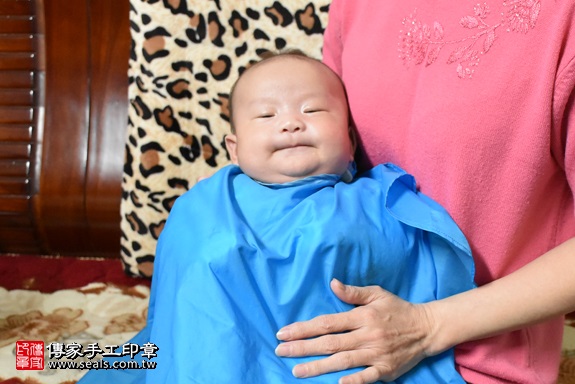 剃胎毛、滿月剃頭、嬰兒剃頭、嬰兒理髮、嬰兒剃髮、嬰兒剃胎毛、嬰兒滿月剃頭、寶寶剃頭、剃胎毛儀式、剃胎毛吉祥話、滿月剃頭儀式、滿月剃頭吉祥話、寶寶剃胎毛、寶寶滿月剃頭理髮、 新竹縣竹東地區剃胎毛、新竹縣竹東地區滿月剃頭、新竹縣竹東地區嬰兒剃頭剃胎毛、新竹縣竹東地區嬰兒理髮、新竹市嬰兒剃髮、曾寶寶(新竹竹東市到府嬰兒寶寶滿月剃頭理髮、免費到府嬰兒剃胎毛儀式吉祥話)。到府剃頭剃胎毛主持、專業拍照、DVD光碟、證書。★購買「臍帶章、肚臍章、胎毛筆刷印章」贈送：剃頭、收涎、抓周，三選一。2017.11.19照片14