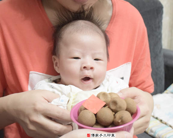 許寶寶(新北新莊區到府嬰兒寶寶滿月剃頭理髮、免費到府嬰兒剃胎毛儀式吉祥話)。到府剃頭剃胎毛主持、專業拍照、DVD光碟、證書。★購買「臍帶章、肚臍章、胎毛筆刷印章」贈送：剃頭、收涎、抓周，三選一。2015.11.30 照片7