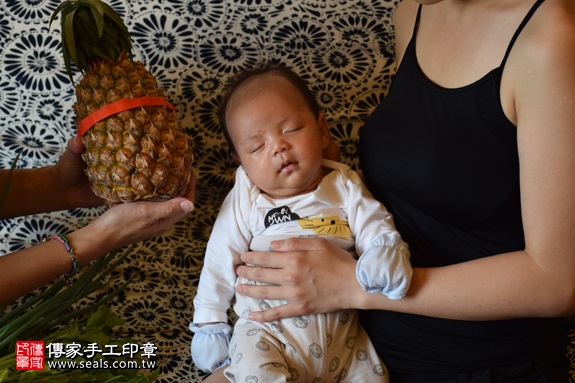 剃胎毛、滿月剃頭、嬰兒剃頭、嬰兒理髮、嬰兒剃髮、嬰兒剃胎毛、嬰兒滿月剃頭、寶寶剃頭、剃胎毛儀式、剃胎毛吉祥話、滿月剃頭儀式、滿月剃頭吉祥話、寶寶剃胎毛、寶寶滿月剃頭理髮、 新北市汐止地區剃胎毛、新北市汐止地區滿月剃頭、新北市汐止地區嬰兒剃頭剃胎毛、新北市汐止地區嬰兒理髮、新北市嬰兒剃髮、賴寶寶(新北汐止區到府嬰兒寶寶滿月剃頭理髮、免費到府嬰兒剃胎毛儀式吉祥話)。到府剃頭剃胎毛主持、專業拍照、DVD光碟、證書。★購買「臍帶章、肚臍章、胎毛筆刷印章」贈送：剃頭、收涎、抓周，三選一。2017.09.04照片14