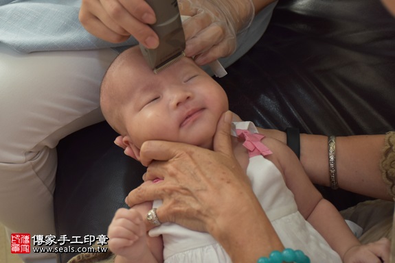 剃胎毛、滿月剃頭、嬰兒剃頭、嬰兒理髮、嬰兒剃髮、嬰兒剃胎毛、嬰兒滿月剃頭、寶寶剃頭、剃胎毛儀式、剃胎毛吉祥話、滿月剃頭儀式、滿月剃頭吉祥話、寶寶剃胎毛、寶寶滿月剃頭理髮、 台北市大安地區剃胎毛、台北市大安地區滿月剃頭、台北市大安地區嬰兒剃頭剃胎毛、台北市大安地區嬰兒理髮、台北市嬰兒剃髮、隋寶寶(台北大安區到府嬰兒寶寶滿月剃頭理髮、免費到府嬰兒剃胎毛儀式吉祥話)。到府剃頭剃胎毛主持、專業拍照、DVD光碟、證書。★購買「臍帶章、肚臍章、胎毛筆刷印章」贈送：剃頭、收涎、抓周，三選一。2017.10.05照片17