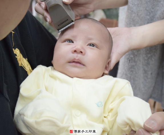 柳寶寶(新北永和區嬰兒寶寶滿月剃頭理髮、免費嬰兒剃胎毛儀式吉祥話)。中國風會場，爸媽寶貝免費穿「日中韓」古裝禮服。專業拍照、DVD光碟、證書。★購買「臍帶章、肚臍章、胎毛筆刷印章」贈送：剃頭、收涎、抓周，三選一。 2015.11.29 照片18