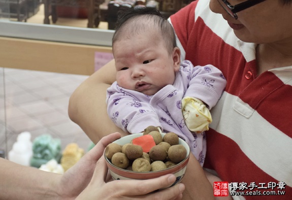 剃胎毛、滿月剃頭、嬰兒剃頭、嬰兒理髮、嬰兒剃髮、嬰兒剃胎毛、嬰兒滿月剃頭、寶寶剃頭、剃胎毛儀式、剃胎毛吉祥話、滿月剃頭儀式、滿月剃頭吉祥話、寶寶剃胎毛、寶寶滿月剃頭理髮、新北永和區剃胎毛、新北永和區滿月剃頭、新北永和區嬰兒剃頭剃胎毛、新北永和區嬰兒理髮、新北永和區嬰兒剃髮、王寶寶(新北永和區嬰兒寶寶滿月剃頭理髮、免費嬰兒剃胎毛儀式吉祥話)。中國風會場，爸媽寶貝免費穿「日中韓」古裝禮服。專業拍照、DVD光碟、證書。★購買「臍帶章、肚臍章、胎毛筆刷印章」贈送：剃頭、收涎、抓周，三選一。2016.05.14  照片7