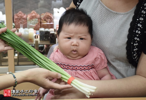 剃胎毛、滿月剃頭、嬰兒剃頭、嬰兒理髮、嬰兒剃髮、嬰兒剃胎毛、嬰兒滿月剃頭、寶寶剃頭、剃胎毛儀式、剃胎毛吉祥話、滿月剃頭儀式、滿月剃頭吉祥話、寶寶剃胎毛、寶寶滿月剃頭理髮、新北永和區剃胎毛、新北永和區滿月剃頭、新北永和區嬰兒剃頭剃胎毛、新北永和區嬰兒理髮、新北永和區嬰兒剃髮、蔡寶寶(新北永和區嬰兒寶寶滿月剃頭理髮、免費嬰兒剃胎毛儀式吉祥話)。中國風會場，爸媽寶貝免費穿「日中韓」古裝禮服。專業拍照、DVD光碟、證書。★購買「臍帶章、肚臍章、胎毛筆刷印章」贈送：剃頭、收涎、抓周，三選一。2016.05.28  照片9