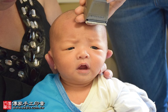 剃胎毛、滿月剃頭、嬰兒剃頭、嬰兒理髮、嬰兒剃髮、嬰兒剃胎毛、嬰兒滿月剃頭、寶寶剃頭、剃胎毛儀式、剃胎毛吉祥話、滿月剃頭儀式、滿月剃頭吉祥話、寶寶剃胎毛、寶寶滿月剃頭理髮、 新北市中和地區剃胎毛、新北市中和地區滿月剃頭、新北市中和地區嬰兒剃頭剃胎毛、新北市中和地區嬰兒理髮、新北市嬰兒剃髮、俞寶寶(新北中和區到府嬰兒寶寶滿月剃頭理髮、免費到府嬰兒剃胎毛儀式吉祥話)。到府剃頭剃胎毛主持、專業拍照、DVD光碟、證書。★購買「臍帶章、肚臍章、胎毛筆刷印章」贈送：剃頭、收涎、抓周，三選一。2017.09.26照片19