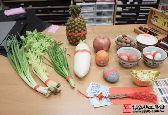 剃胎毛、滿月剃頭、嬰兒剃頭、嬰兒理髮、嬰兒剃髮、嬰兒剃胎毛、嬰兒滿月剃頭、寶寶剃頭、剃胎毛儀式、剃胎毛吉祥話、滿月剃頭儀式、滿月剃頭吉祥話、寶寶剃胎毛、寶寶滿月剃頭理髮、新北永和區剃胎毛、新北永和區滿月剃頭、新北永和區嬰兒剃頭剃胎毛、新北永和區嬰兒理髮、新北永和區嬰兒剃髮、李寶寶(新北永和區嬰兒寶寶滿月剃頭理髮、免費嬰兒剃胎毛儀式吉祥話)。中國風會場，爸媽寶貝免費穿「日中韓」古裝禮服。專業拍照、DVD光碟、證書。★購買「臍帶章、肚臍章、胎毛筆刷印章」贈送：剃頭、收涎、抓周，三選一。2016.03.12 照片1