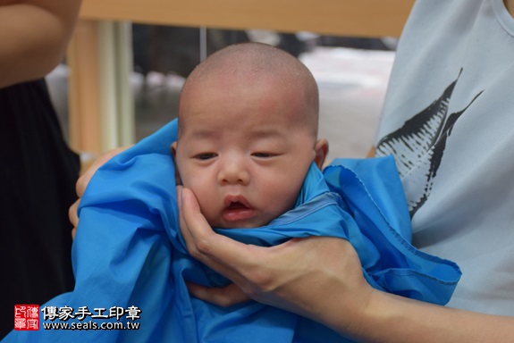 剃胎毛、滿月剃頭、嬰兒剃頭、嬰兒理髮、嬰兒剃髮、嬰兒剃胎毛、嬰兒滿月剃頭、寶寶剃頭、剃胎毛儀式、剃胎毛吉祥話、滿月剃頭儀式、滿月剃頭吉祥話、寶寶剃胎毛、寶寶滿月剃頭理髮、 新北市永和地區剃胎毛、新北市永和地區滿月剃頭、新北市永和地區嬰兒剃頭剃胎毛、新北市永和地區嬰兒理髮、新北市嬰兒剃髮、邱寶寶(新北永和區嬰兒寶寶滿月剃頭理髮、免費嬰兒剃胎毛儀式吉祥話)。中國風會場，爸媽寶貝免費穿「日中韓」古裝禮服。專業拍照、DVD光碟、證書。★購買「臍帶章、肚臍章、胎毛筆刷印章」贈送：剃頭、收涎、抓周，三選一。2017.09.30照片17