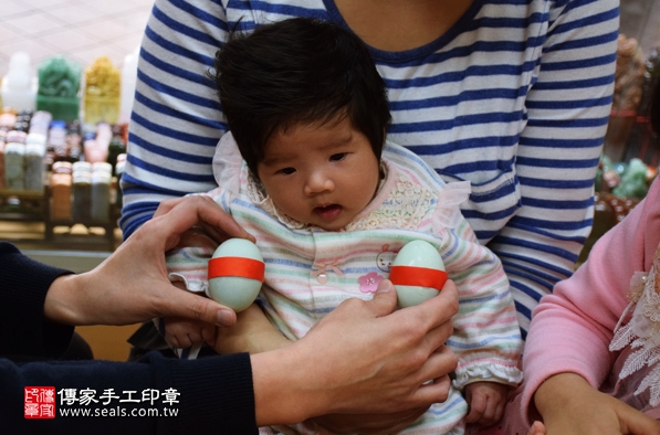 剃胎毛、滿月剃頭、嬰兒剃頭、嬰兒理髮、嬰兒剃髮、嬰兒剃胎毛、嬰兒滿月剃頭、寶寶剃頭、剃胎毛儀式、剃胎毛吉祥話、滿月剃頭儀式、滿月剃頭吉祥話、寶寶剃胎毛、寶寶滿月剃頭理髮、新北永和區剃胎毛、新北永和區滿月剃頭、新北永和區嬰兒剃頭剃胎毛、新北永和區嬰兒理髮、新北永和區嬰兒剃髮、朱寶寶(新北永和區嬰兒寶寶滿月剃頭理髮、免費嬰兒剃胎毛儀式吉祥話)。中國風會場，爸媽寶貝免費穿「日中韓」古裝禮服。專業拍照、DVD光碟、證書。★購買「臍帶章、肚臍章、胎毛筆刷印章」贈送：剃頭、收涎、抓周，三選一。2016.02.28 照片5