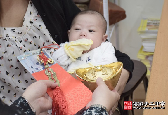 剃胎毛、滿月剃頭、嬰兒剃頭、嬰兒理髮、嬰兒剃髮、嬰兒剃胎毛、嬰兒滿月剃頭、寶寶剃頭、剃胎毛儀式、剃胎毛吉祥話、滿月剃頭儀式、滿月剃頭吉祥話、寶寶剃胎毛、寶寶滿月剃頭理髮、新北永和區剃胎毛、新北永和區滿月剃頭、新北永和區嬰兒剃頭剃胎毛、新北永和區嬰兒理髮、新北永和區嬰兒剃髮、黃寶寶(新北永和區嬰兒寶寶滿月剃頭理髮、免費嬰兒剃胎毛儀式吉祥話)。中國風會場，爸媽寶貝免費穿「日中韓」古裝禮服。專業拍照、DVD光碟、證書。★購買「臍帶章、肚臍章、胎毛筆刷印章」贈送：剃頭、收涎、抓周，三選一。2016.03.06 照片15