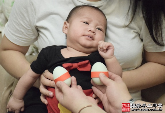 剃胎毛、滿月剃頭、嬰兒剃頭、嬰兒理髮、嬰兒剃髮、嬰兒剃胎毛、嬰兒滿月剃頭、寶寶剃頭、剃胎毛儀式、剃胎毛吉祥話、滿月剃頭儀式、滿月剃頭吉祥話、寶寶剃胎毛、寶寶滿月剃頭理髮、 新竹竹東鎮剃胎毛、新竹竹東鎮滿月剃頭、 新竹竹東鎮嬰兒剃頭剃胎毛、新竹竹東鎮嬰兒理髮、新竹竹東鎮嬰兒剃髮、張寶寶(新竹竹東鎮到府嬰兒寶寶滿月剃頭理髮、免費到府嬰兒剃胎毛儀式吉祥話)。到府剃頭剃胎毛主持、專業拍照、DVD光碟、證書。★購買「臍帶章、肚臍章、胎毛筆刷印章」贈送：剃頭、收涎、抓周，三選一。2016.04.09  照片4