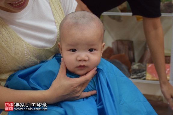 剃胎毛、滿月剃頭、嬰兒剃頭、嬰兒理髮、嬰兒剃髮、嬰兒剃胎毛、嬰兒滿月剃頭、寶寶剃頭、剃胎毛儀式、剃胎毛吉祥話、滿月剃頭儀式、滿月剃頭吉祥話、寶寶剃胎毛、寶寶滿月剃頭理髮、 新北市永和地區剃胎毛、新北市永和地區滿月剃頭、新北市永和地區嬰兒剃頭剃胎毛、新北市永和地區嬰兒理髮、新北市嬰兒剃髮、張寶寶(新北永和區嬰兒寶寶滿月剃頭理髮、免費嬰兒剃胎毛儀式吉祥話)。中國風會場，爸媽寶貝免費穿「日中韓」古裝禮服。專業拍照、DVD光碟、證書。★購買「臍帶章、肚臍章、胎毛筆刷印章」贈送：剃頭、收涎、抓周，三選一。2017.10.01照片17