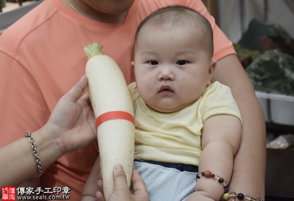 剃胎毛、滿月剃頭、嬰兒剃頭、嬰兒理髮、嬰兒剃髮、嬰兒剃胎毛、嬰兒滿月剃頭、寶寶剃頭、剃胎毛儀式、剃胎毛吉祥話、滿月剃頭儀式、滿月剃頭吉祥話、寶寶剃胎毛、寶寶滿月剃頭理髮、新北永和區剃胎毛、新北永和區滿月剃頭、新北永和區嬰兒剃頭剃胎毛、新北永和區嬰兒理髮、新北永和區嬰兒剃髮、萬寶寶(新北永和區嬰兒寶寶滿月剃頭理髮、免費嬰兒剃胎毛儀式吉祥話)。中國風會場，爸媽寶貝免費穿「日中韓」古裝禮服。專業拍照、DVD光碟、證書。★購買「臍帶章、肚臍章、胎毛筆刷印章」贈送：剃頭、收涎、抓周，三選一。2016.06.10  照片13