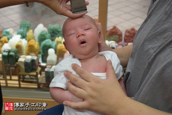 剃胎毛、滿月剃頭、嬰兒剃頭、嬰兒理髮、嬰兒剃髮、嬰兒剃胎毛、嬰兒滿月剃頭、寶寶剃頭、剃胎毛儀式、剃胎毛吉祥話、滿月剃頭儀式、滿月剃頭吉祥話、寶寶剃胎毛、寶寶滿月剃頭理髮、 新北市永和地區剃胎毛、新北市永和地區滿月剃頭、新北市永和地區嬰兒剃頭剃胎毛、新北市永和地區嬰兒理髮、新北市嬰兒剃髮、鄭寶寶(新北永和區嬰兒寶寶滿月剃頭理髮、免費嬰兒剃胎毛儀式吉祥話)。中國風會場，爸媽寶貝免費穿「日中韓」古裝禮服。專業拍照、DVD光碟、證書。★購買「臍帶章、肚臍章、胎毛筆刷印章」贈送：剃頭、收涎、抓周，三選一。2017.09.30照片18
