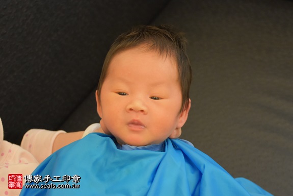 剃胎毛、滿月剃頭、嬰兒剃頭、嬰兒理髮、嬰兒剃髮、嬰兒剃胎毛、嬰兒滿月剃頭、寶寶剃頭、剃胎毛儀式、剃胎毛吉祥話、滿月剃頭儀式、滿月剃頭吉祥話、寶寶剃胎毛、寶寶滿月剃頭理髮、 新竹縣竹北地區剃胎毛、新竹縣竹北地區滿月剃頭、新竹縣竹北地區嬰兒剃頭剃胎毛、新竹縣竹北地區嬰兒理髮、新竹縣嬰兒剃髮、鄭寶寶(新竹竹北區到府嬰兒寶寶滿月剃頭理髮、免費到府嬰兒剃胎毛儀式吉祥話)。到府剃頭剃胎毛主持、專業拍照、DVD光碟、證書。★購買「臍帶章、肚臍章、胎毛筆刷印章」贈送：剃頭、收涎、抓周，三選一。2017.11.18照片13