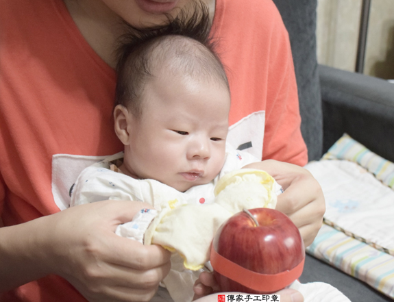 許寶寶(新北新莊區到府嬰兒寶寶滿月剃頭理髮、免費到府嬰兒剃胎毛儀式吉祥話)。到府剃頭剃胎毛主持、專業拍照、DVD光碟、證書。★購買「臍帶章、肚臍章、胎毛筆刷印章」贈送：剃頭、收涎、抓周，三選一。2015.11.30 照片8