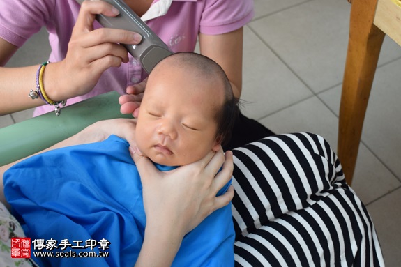 剃胎毛、滿月剃頭、嬰兒剃頭、嬰兒理髮、嬰兒剃髮、嬰兒剃胎毛、嬰兒滿月剃頭、寶寶剃頭、剃胎毛儀式、剃胎毛吉祥話、滿月剃頭儀式、滿月剃頭吉祥話、寶寶剃胎毛、寶寶滿月剃頭理髮、 新竹竹東鎮剃胎毛、新竹竹東鎮滿月剃頭、 新竹竹東鎮嬰兒剃頭剃胎毛、新竹竹東鎮嬰兒理髮、新竹竹東鎮嬰兒剃髮、蕭寶寶(新竹竹東鎮到府嬰兒寶寶滿月剃頭理髮、免費到府嬰兒剃胎毛儀式吉祥話)。到府剃頭剃胎毛主持、專業拍照、DVD光碟、證書。★購買「臍帶章、肚臍章、胎毛筆刷印章」贈送：剃頭、收涎、抓周，三選一。2017.06.10  照片17