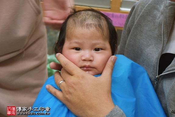 剃胎毛、滿月剃頭、嬰兒剃頭、嬰兒理髮、嬰兒剃髮、嬰兒剃胎毛、嬰兒滿月剃頭、寶寶剃頭、剃胎毛儀式、剃胎毛吉祥話、滿月剃頭儀式、滿月剃頭吉祥話、寶寶剃胎毛、寶寶滿月剃頭理髮、 新北市永和地區剃胎毛、新北市永和地區滿月剃頭、新北市永和地區嬰兒剃頭剃胎毛、新北市永和地區嬰兒理髮、新北市嬰兒剃髮、洪寶寶(新北永和區嬰兒寶寶滿月剃頭理髮、免費嬰兒剃胎毛儀式吉祥話)。中國風會場，爸媽寶貝免費穿「日中韓」古裝禮服。專業拍照、DVD光碟、證書。★購買「臍帶章、肚臍章、胎毛筆刷印章」贈送：剃頭、收涎、抓周，三選一。2017.12.12照片17