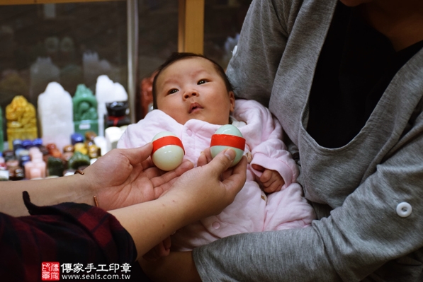 剃胎毛、滿月剃頭、嬰兒剃頭、嬰兒理髮、嬰兒剃髮、嬰兒剃胎毛、嬰兒滿月剃頭、寶寶剃頭、剃胎毛儀式、剃胎毛吉祥話、滿月剃頭儀式、滿月剃頭吉祥話、寶寶剃胎毛、寶寶滿月剃頭理髮、新北永和區剃胎毛、新北永和區滿月剃頭、新北永和區嬰兒剃頭剃胎毛、新北永和區嬰兒理髮、新北永和區嬰兒剃髮、鄭寶寶(新北永和區嬰兒寶寶滿月剃頭理髮、免費嬰兒剃胎毛儀式吉祥話)。中國風會場，爸媽寶貝免費穿「日中韓」古裝禮服。專業拍照、DVD光碟、證書。★購買「臍帶章、肚臍章、胎毛筆刷印章」贈送：剃頭、收涎、抓周，三選一。2016.04.11  照片4