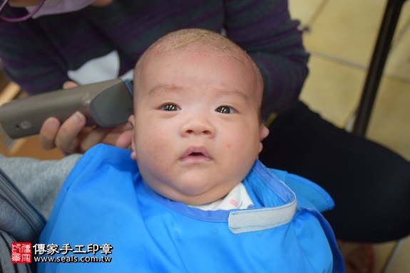 剃胎毛、滿月剃頭、嬰兒剃頭、嬰兒理髮、嬰兒剃髮、嬰兒剃胎毛、嬰兒滿月剃頭、寶寶剃頭、剃胎毛儀式、剃胎毛吉祥話、滿月剃頭儀式、滿月剃頭吉祥話、寶寶剃胎毛、寶寶滿月剃頭理髮、 新北市永和地區剃胎毛、新北市永和地區滿月剃頭、新北市永和地區嬰兒剃頭剃胎毛、新北市永和地區嬰兒理髮、新北市嬰兒剃髮、徐寶寶(新北永和區嬰兒寶寶滿月剃頭理髮、免費嬰兒剃胎毛儀式吉祥話)。中國風會場，爸媽寶貝免費穿「日中韓」古裝禮服。專業拍照、DVD光碟、證書。★購買「臍帶章、肚臍章、胎毛筆刷印章」贈送：剃頭、收涎、抓周，三選一。2017.11.21照片17