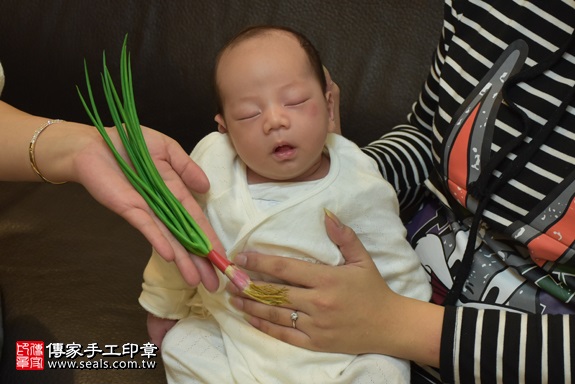 剃胎毛、滿月剃頭、嬰兒剃頭、嬰兒理髮、嬰兒剃髮、嬰兒剃胎毛、嬰兒滿月剃頭、寶寶剃頭、剃胎毛儀式、剃胎毛吉祥話、滿月剃頭儀式、滿月剃頭吉祥話、寶寶剃胎毛、寶寶滿月剃頭理髮、 新北市新莊地區剃胎毛、新北市新莊地區滿月剃頭、新北市新莊地區嬰兒剃頭剃胎毛、新北市新莊地區嬰兒理髮、新北市嬰兒剃髮、黃寶寶(新北新莊區到府嬰兒寶寶滿月剃頭理髮、免費到府嬰兒剃胎毛儀式吉祥話)。到府剃頭剃胎毛主持、專業拍照、DVD光碟、證書。★購買「臍帶章、肚臍章、胎毛筆刷印章」贈送：剃頭、收涎、抓周，三選一。2017.11.16照片12