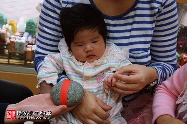 剃胎毛、滿月剃頭、嬰兒剃頭、嬰兒理髮、嬰兒剃髮、嬰兒剃胎毛、嬰兒滿月剃頭、寶寶剃頭、剃胎毛儀式、剃胎毛吉祥話、滿月剃頭儀式、滿月剃頭吉祥話、寶寶剃胎毛、寶寶滿月剃頭理髮、新北永和區剃胎毛、新北永和區滿月剃頭、新北永和區嬰兒剃頭剃胎毛、新北永和區嬰兒理髮、新北永和區嬰兒剃髮、朱寶寶(新北永和區嬰兒寶寶滿月剃頭理髮、免費嬰兒剃胎毛儀式吉祥話)。中國風會場，爸媽寶貝免費穿「日中韓」古裝禮服。專業拍照、DVD光碟、證書。★購買「臍帶章、肚臍章、胎毛筆刷印章」贈送：剃頭、收涎、抓周，三選一。2016.02.28 照片6