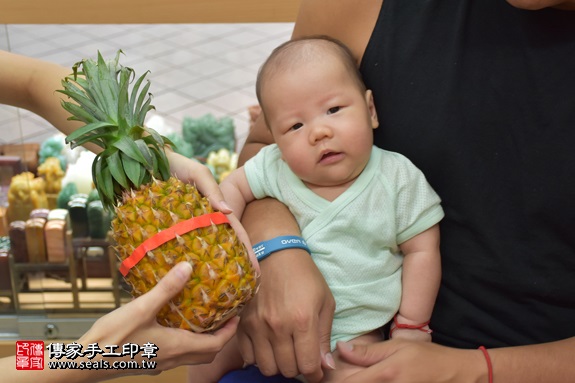 剃胎毛、滿月剃頭、嬰兒剃頭、嬰兒理髮、嬰兒剃髮、嬰兒剃胎毛、嬰兒滿月剃頭、寶寶剃頭、剃胎毛儀式、剃胎毛吉祥話、滿月剃頭儀式、滿月剃頭吉祥話、寶寶剃胎毛、寶寶滿月剃頭理髮、 新北市永和地區剃胎毛、新北市永和地區滿月剃頭、新北市永和地區嬰兒剃頭剃胎毛、新北市永和地區嬰兒理髮、新北市嬰兒剃髮、莊寶寶(新北永和區嬰兒寶寶滿月剃頭理髮、免費嬰兒剃胎毛儀式吉祥話)。中國風會場，爸媽寶貝免費穿「日中韓」古裝禮服。專業拍照、DVD光碟、證書。★購買「臍帶章、肚臍章、胎毛筆刷印章」贈送：剃頭、收涎、抓周，三選一。2017.09.06照片14