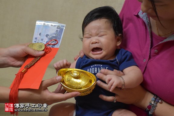 剃胎毛、滿月剃頭、嬰兒剃頭、嬰兒理髮、嬰兒剃髮、嬰兒剃胎毛、嬰兒滿月剃頭、寶寶剃頭、剃胎毛儀式、剃胎毛吉祥話、滿月剃頭儀式、滿月剃頭吉祥話、寶寶剃胎毛、寶寶滿月剃頭理髮、 新竹縣竹北地區剃胎毛、新竹縣竹北地區滿月剃頭、新竹縣竹北地區嬰兒剃頭剃胎毛、新竹縣竹北地區嬰兒理髮、新竹縣嬰兒剃髮、黃寶寶(新北竹北市到府嬰兒寶寶滿月剃頭理髮、免費到府嬰兒剃胎毛儀式吉祥話)。到府剃頭剃胎毛主持、專業拍照、DVD光碟、證書。★購買「臍帶章、肚臍章、胎毛筆刷印章」贈送：剃頭、收涎、抓周，三選一。2017.10.08照片13