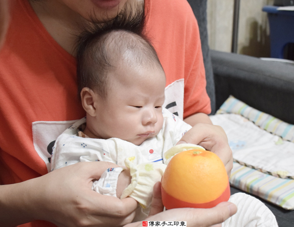 許寶寶(新北新莊區到府嬰兒寶寶滿月剃頭理髮、免費到府嬰兒剃胎毛儀式吉祥話)。到府剃頭剃胎毛主持、專業拍照、DVD光碟、證書。★購買「臍帶章、肚臍章、胎毛筆刷印章」贈送：剃頭、收涎、抓周，三選一。2015.11.30 照片9