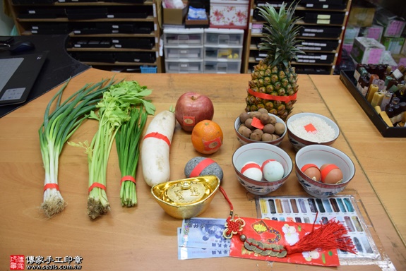 剃胎毛、滿月剃頭、嬰兒剃頭、嬰兒理髮、嬰兒剃髮、嬰兒剃胎毛、嬰兒滿月剃頭、寶寶剃頭、剃胎毛儀式、剃胎毛吉祥話、滿月剃頭儀式、滿月剃頭吉祥話、寶寶剃胎毛、寶寶滿月剃頭理髮、新北永和剃胎毛、新北永和滿月剃頭、新北永和嬰兒剃頭剃胎毛、新北永和嬰兒理髮、新北永和嬰兒剃髮、陳寶寶(新北永和嬰兒寶寶滿月剃頭理髮、免費嬰兒剃胎毛儀式吉祥話)。中國風會場，爸媽寶貝免費穿「日中韓」古裝禮服。專業拍照、DVD光碟、證書。★購買「臍帶章、肚臍章、胎毛筆刷印章」贈送：剃頭、收涎、抓周，三選一。2016.06.05  照片1
