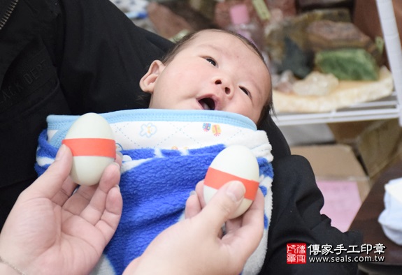 剃胎毛、滿月剃頭、嬰兒剃頭、嬰兒理髮、嬰兒剃髮、嬰兒剃胎毛、嬰兒滿月剃頭、寶寶剃頭、剃胎毛儀式、剃胎毛吉祥話、滿月剃頭儀式、滿月剃頭吉祥話、寶寶剃胎毛、寶寶滿月剃頭理髮、新北永和區剃胎毛、新北永和區滿月剃頭、新北永和區嬰兒剃頭剃胎毛、新北永和區嬰兒理髮、新北永和區嬰兒剃髮、張寶寶們(新北永和區嬰兒寶寶滿月剃頭理髮、免費嬰兒剃胎毛儀式吉祥話)。中國風會場，爸媽寶貝免費穿「日中韓」古裝禮服。專業拍照、DVD光碟、證書。★購買「臍帶章、肚臍章、胎毛筆刷印章」贈送：剃頭、收涎、抓周，三選一。2016.03.24  照片4