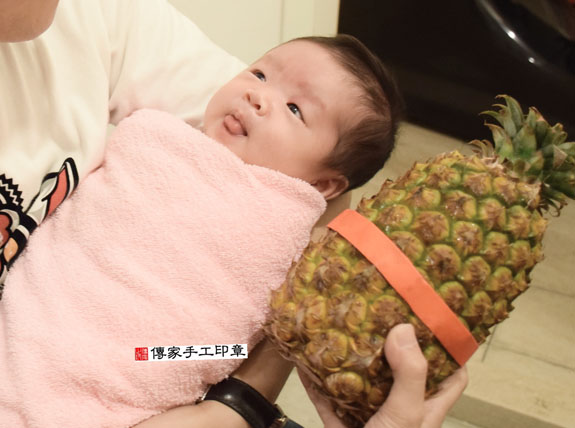 蔡寶寶(新北中和區到府嬰兒寶寶滿月剃頭理髮、免費到府嬰兒剃胎毛儀式吉祥話)。到府剃頭剃胎毛主持、專業拍照、DVD光碟、證書。★購買「臍帶章、肚臍章、胎毛筆刷印章」贈送：剃頭、收涎、抓周，三選一。2015.11.04 照片13