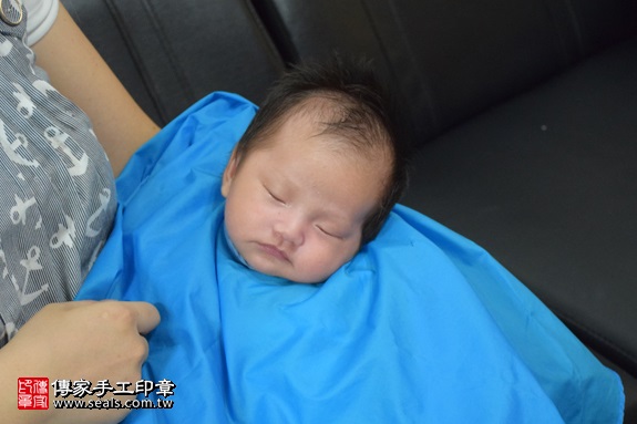 剃胎毛、滿月剃頭、嬰兒剃頭、嬰兒理髮、嬰兒剃髮、嬰兒剃胎毛、嬰兒滿月剃頭、寶寶剃頭、剃胎毛儀式、剃胎毛吉祥話、滿月剃頭儀式、滿月剃頭吉祥話、寶寶剃胎毛、寶寶滿月剃頭理髮、 桃園市觀音地區剃胎毛、桃園市觀音地區滿月剃頭、桃園市觀音地區嬰兒剃頭剃胎毛、桃園市觀音地區嬰兒理髮、桃園市嬰兒剃髮、 石寶寶(桃園觀音區到府嬰兒寶寶滿月剃頭理髮、免費到府嬰兒剃胎毛儀式吉祥話)。到府剃頭剃胎毛主持、專業拍照、DVD光碟、證書。★購買「臍帶章、肚臍章、胎毛筆刷印章」贈送：剃頭、收涎、抓周，三選一。2017.09.02照片16