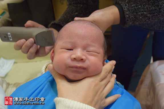 剃胎毛、滿月剃頭、嬰兒剃頭、嬰兒理髮、嬰兒剃髮、嬰兒剃胎毛、嬰兒滿月剃頭、寶寶剃頭、剃胎毛儀式、剃胎毛吉祥話、滿月剃頭儀式、滿月剃頭吉祥話、寶寶剃胎毛、寶寶滿月剃頭理髮、 台北市內湖地區剃胎毛、台北市內湖地區滿月剃頭、台北市內湖地區嬰兒剃頭剃胎毛、台北市內湖地區嬰兒理髮台北市嬰兒剃髮、張寶寶(台北內湖區到府嬰兒寶寶滿月剃頭理髮、免費到府嬰兒剃胎毛儀式吉祥話)。到府剃頭剃胎毛主持、專業拍照、DVD光碟、證書。★購買「臍帶章、肚臍章、胎毛筆刷印章」贈送：剃頭、收涎、抓周，三選一。2017.12.20照片17