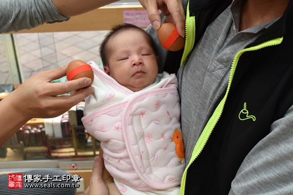 剃胎毛、滿月剃頭、嬰兒剃頭、嬰兒理髮、嬰兒剃髮、嬰兒剃胎毛、嬰兒滿月剃頭、寶寶剃頭、剃胎毛儀式、剃胎毛吉祥話、滿月剃頭儀式、滿月剃頭吉祥話、寶寶剃胎毛、寶寶滿月剃頭理髮、新北永和區剃胎毛、新北永和區滿月剃頭、新北永和區嬰兒剃頭剃胎毛、新北永和區嬰兒理髮、新北永和區嬰兒剃髮、黃寶寶(新北永和區嬰兒寶寶滿月剃頭理髮、免費嬰兒剃胎毛儀式吉祥話)。中國風會場，爸媽寶貝免費穿「日中韓」古裝禮服。專業拍照、DVD光碟、證書。★購買「臍帶章、肚臍章、胎毛筆刷印章」贈送：剃頭、收涎、抓周，三選一。2017.01.07 照片2