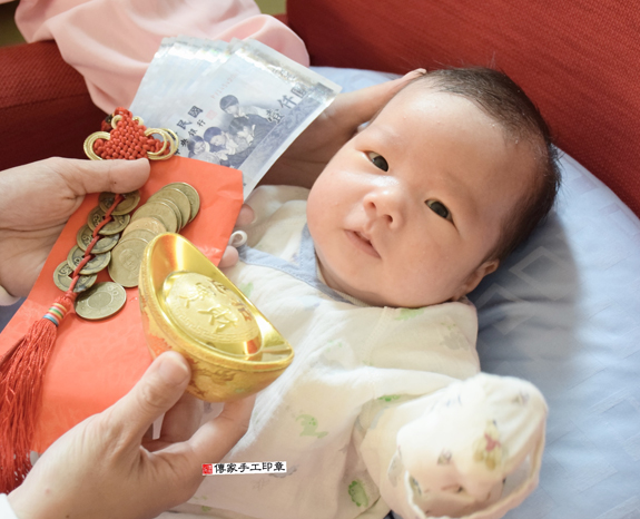 山並寶寶(台北士林區到府嬰兒寶寶滿月剃頭理髮、免費到府嬰兒剃胎毛儀式吉祥話)。到府剃頭剃胎毛主持、專業拍照、DVD光碟、證書。★購買「臍帶章、肚臍章、胎毛筆刷印章」贈送：剃頭、收涎、抓周，三選一。2015.11.12 照片15