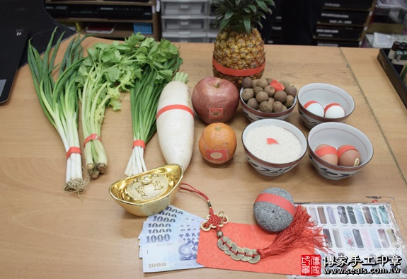 剃胎毛、滿月剃頭、嬰兒剃頭、嬰兒理髮、嬰兒剃髮、嬰兒剃胎毛、嬰兒滿月剃頭、寶寶剃頭、剃胎毛儀式、剃胎毛吉祥話、滿月剃頭儀式、滿月剃頭吉祥話、寶寶剃胎毛、寶寶滿月剃頭理髮、新北永和區剃胎毛、新北永和區滿月剃頭、新北永和區嬰兒剃頭剃胎毛、新北永和區嬰兒理髮、新北永和區嬰兒剃髮、林寶寶(新北永和區嬰兒寶寶滿月剃頭理髮、免費嬰兒剃胎毛儀式吉祥話)。中國風會場，爸媽寶貝免費穿「日中韓」古裝禮服。專業拍照、DVD光碟、證書。★購買「臍帶章、肚臍章、胎毛筆刷印章」贈送：剃頭、收涎、抓周，三選一。2016.04.09  照片1
