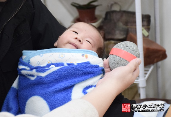 剃胎毛、滿月剃頭、嬰兒剃頭、嬰兒理髮、嬰兒剃髮、嬰兒剃胎毛、嬰兒滿月剃頭、寶寶剃頭、剃胎毛儀式、剃胎毛吉祥話、滿月剃頭儀式、滿月剃頭吉祥話、寶寶剃胎毛、寶寶滿月剃頭理髮、新北永和區剃胎毛、新北永和區滿月剃頭、新北永和區嬰兒剃頭剃胎毛、新北永和區嬰兒理髮、新北永和區嬰兒剃髮、張寶寶們(新北永和區嬰兒寶寶滿月剃頭理髮、免費嬰兒剃胎毛儀式吉祥話)。中國風會場，爸媽寶貝免費穿「日中韓」古裝禮服。專業拍照、DVD光碟、證書。★購買「臍帶章、肚臍章、胎毛筆刷印章」贈送：剃頭、收涎、抓周，三選一。2016.03.24  照片5