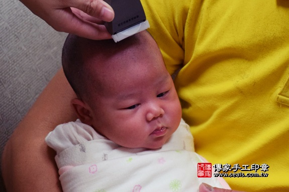 剃胎毛、滿月剃頭、嬰兒剃頭、嬰兒理髮、嬰兒剃髮、嬰兒剃胎毛、嬰兒滿月剃頭、寶寶剃頭、剃胎毛儀式、剃胎毛吉祥話、滿月剃頭儀式、滿月剃頭吉祥話、寶寶剃胎毛、寶寶滿月剃頭理髮、 台中市北屯地區剃胎毛、台中市北屯地區滿月剃頭、台中市北屯地區嬰兒剃頭剃胎毛、台中市北屯地區嬰兒理髮、台中市嬰兒剃髮、張寶寶(台中北屯區到府嬰兒寶寶滿月剃頭理髮、免費到府嬰兒剃胎毛儀式吉祥話)。到府剃頭剃胎毛主持、專業拍照、DVD光碟、證書。★購買「臍帶章、肚臍章、胎毛筆刷印章」贈送：剃頭、收涎、抓周，三選一。2017.10.10照片20
