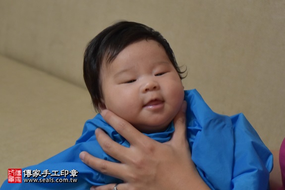 剃胎毛、滿月剃頭、嬰兒剃頭、嬰兒理髮、嬰兒剃髮、嬰兒剃胎毛、嬰兒滿月剃頭、寶寶剃頭、剃胎毛儀式、剃胎毛吉祥話、滿月剃頭儀式、滿月剃頭吉祥話、寶寶剃胎毛、寶寶滿月剃頭理髮、 新竹縣竹北地區剃胎毛、新竹縣竹北地區滿月剃頭、新竹縣竹北地區嬰兒剃頭剃胎毛、新竹縣竹北地區嬰兒理髮、新竹縣嬰兒剃髮、黃寶寶(新北竹北市到府嬰兒寶寶滿月剃頭理髮、免費到府嬰兒剃胎毛儀式吉祥話)。到府剃頭剃胎毛主持、專業拍照、DVD光碟、證書。★購買「臍帶章、肚臍章、胎毛筆刷印章」贈送：剃頭、收涎、抓周，三選一。2017.10.08照片14