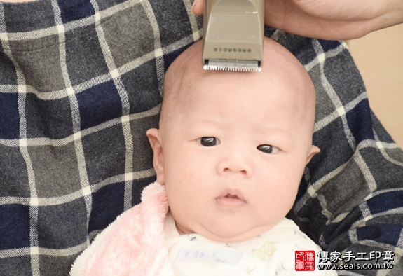 剃胎毛、滿月剃頭、嬰兒剃頭、嬰兒理髮、嬰兒剃髮、嬰兒剃胎毛、嬰兒滿月剃頭、寶寶剃頭、剃胎毛儀式、剃胎毛吉祥話、滿月剃頭儀式、滿月剃頭吉祥話、寶寶剃胎毛、寶寶滿月剃頭理髮、 新北新店區剃胎毛、新北新店區滿月剃頭、 新北新店區嬰兒剃頭剃胎毛、新北新店區嬰兒理髮、新北新店區嬰兒剃髮、劉寶寶(新北新店區到府嬰兒寶寶滿月剃頭理髮、免費到府嬰兒剃胎毛儀式吉祥話)。到府剃頭剃胎毛主持、專業拍照、DVD光碟、證書。★購買「臍帶章、肚臍章、胎毛筆刷印章」贈送：剃頭、收涎、抓周，三選一。2016.05.16  照片18