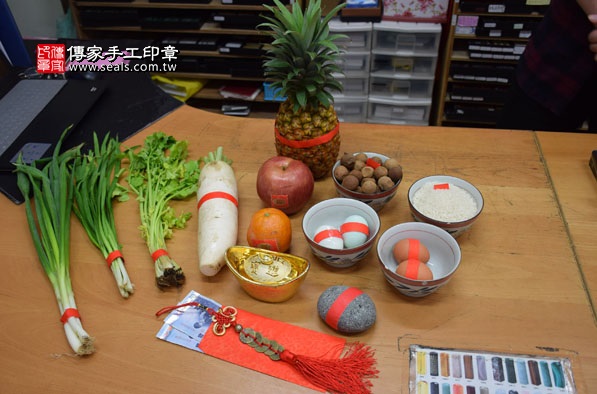 剃胎毛、滿月剃頭、嬰兒剃頭、嬰兒理髮、嬰兒剃髮、嬰兒剃胎毛、嬰兒滿月剃頭、寶寶剃頭、剃胎毛儀式、剃胎毛吉祥話、滿月剃頭儀式、滿月剃頭吉祥話、寶寶剃胎毛、寶寶滿月剃頭理髮、新北永和區剃胎毛、新北永和區滿月剃頭、新北永和區嬰兒剃頭剃胎毛、新北永和區嬰兒理髮、新北永和區嬰兒剃髮、鐘寶寶(新北永和區嬰兒寶寶滿月剃頭理髮、免費嬰兒剃胎毛儀式吉祥話)。中國風會場，爸媽寶貝免費穿「日中韓」古裝禮服。專業拍照、DVD光碟、證書。★購買「臍帶章、肚臍章、胎毛筆刷印章」贈送：剃頭、收涎、抓周，三選一。2016.04.06  照片1