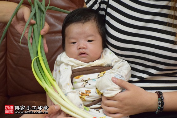 剃胎毛、滿月剃頭、嬰兒剃頭、嬰兒理髮、嬰兒剃髮、嬰兒剃胎毛、嬰兒滿月剃頭、寶寶剃頭、剃胎毛儀式、剃胎毛吉祥話、滿月剃頭儀式、滿月剃頭吉祥話、寶寶剃胎毛、寶寶滿月剃頭理髮、 新竹縣竹東地區剃胎毛、新竹縣竹東地區滿月剃頭、新竹縣竹東地區嬰兒剃頭剃胎毛、新竹縣竹東地區嬰兒理髮、新竹縣嬰兒剃髮、 林寶寶(新竹竹東鎮到府嬰兒寶寶滿月剃頭理髮、免費到府嬰兒剃胎毛儀式吉祥話)。到府剃頭剃胎毛主持、專業拍照、DVD光碟、證書。★購買「臍帶章、肚臍章、胎毛筆刷印章」贈送：剃頭、收涎、抓周，三選一。2017.09.03照片12