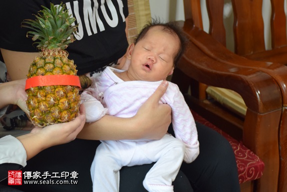 剃胎毛、滿月剃頭、嬰兒剃頭、嬰兒理髮、嬰兒剃髮、嬰兒剃胎毛、嬰兒滿月剃頭、寶寶剃頭、剃胎毛儀式、剃胎毛吉祥話、滿月剃頭儀式、滿月剃頭吉祥話、寶寶剃胎毛、寶寶滿月剃頭理髮、 新北市淡水地區剃胎毛、新北市淡水地區滿月剃頭、新北市淡水地區嬰兒剃頭剃胎毛、新北市淡水地區嬰兒理髮、新北市嬰兒剃髮、許寶寶(新北淡水區到府嬰兒寶寶滿月剃頭理髮、免費到府嬰兒剃胎毛儀式吉祥話)。到府剃頭剃胎毛主持、專業拍照、DVD光碟、證書。★購買「臍帶章、肚臍章、胎毛筆刷印章」贈送：剃頭、收涎、抓周，三選一。2017.11.21照片14