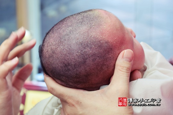 剃胎毛、滿月剃頭、嬰兒剃頭、嬰兒理髮、嬰兒剃髮、嬰兒剃胎毛、嬰兒滿月剃頭、寶寶剃頭、剃胎毛儀式、剃胎毛吉祥話、滿月剃頭儀式、滿月剃頭吉祥話、寶寶剃胎毛、寶寶滿月剃頭理髮、 台中市北區地區剃胎毛、台中市北區地區滿月剃頭、台中市北區地區嬰兒剃頭剃胎毛、台中市北區地區嬰兒理髮、台中市嬰兒剃髮、林寶寶(台中市北區嬰兒寶寶滿月剃頭理髮、免費嬰兒剃胎毛儀式吉祥話)。中國風會場，爸媽寶貝免費穿「日中韓」古裝禮服。專業拍照、DVD光碟、證書。★購買「臍帶章、肚臍章、胎毛筆刷印章」贈送：剃頭、收涎、抓周，三選一。2017.11.27照片17