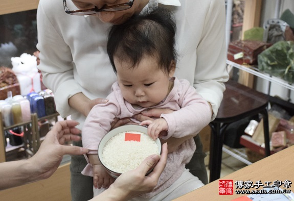 剃胎毛、滿月剃頭、嬰兒剃頭、嬰兒理髮、嬰兒剃髮、嬰兒剃胎毛、嬰兒滿月剃頭、寶寶剃頭、剃胎毛儀式、剃胎毛吉祥話、滿月剃頭儀式、滿月剃頭吉祥話、寶寶剃胎毛、寶寶滿月剃頭理髮、新北永和區剃胎毛、新北永和區滿月剃頭、新北永和區嬰兒剃頭剃胎毛、新北永和區嬰兒理髮、新北永和區嬰兒剃髮、蔡寶寶(新北永和區嬰兒寶寶滿月剃頭理髮、免費嬰兒剃胎毛儀式吉祥話)。中國風會場，爸媽寶貝免費穿「日中韓」古裝禮服。專業拍照、DVD光碟、證書。★購買「臍帶章、肚臍章、胎毛筆刷印章」贈送：剃頭、收涎、抓周，三選一。2016.04.16  照片6