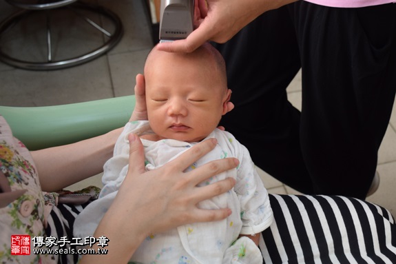 剃胎毛、滿月剃頭、嬰兒剃頭、嬰兒理髮、嬰兒剃髮、嬰兒剃胎毛、嬰兒滿月剃頭、寶寶剃頭、剃胎毛儀式、剃胎毛吉祥話、滿月剃頭儀式、滿月剃頭吉祥話、寶寶剃胎毛、寶寶滿月剃頭理髮、 新竹竹東鎮剃胎毛、新竹竹東鎮滿月剃頭、 新竹竹東鎮嬰兒剃頭剃胎毛、新竹竹東鎮嬰兒理髮、新竹竹東鎮嬰兒剃髮、蕭寶寶(新竹竹東鎮到府嬰兒寶寶滿月剃頭理髮、免費到府嬰兒剃胎毛儀式吉祥話)。到府剃頭剃胎毛主持、專業拍照、DVD光碟、證書。★購買「臍帶章、肚臍章、胎毛筆刷印章」贈送：剃頭、收涎、抓周，三選一。2017.06.10  照片18