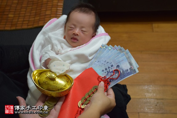 剃胎毛、滿月剃頭、嬰兒剃頭、嬰兒理髮、嬰兒剃髮、嬰兒剃胎毛、嬰兒滿月剃頭、寶寶剃頭、剃胎毛儀式、剃胎毛吉祥話、滿月剃頭儀式、滿月剃頭吉祥話、寶寶剃胎毛、寶寶滿月剃頭理髮、 新北市板橋地區剃胎毛、新北市板橋地區滿月剃頭、新北市板橋地區嬰兒剃頭剃胎毛、新北市板橋地區嬰兒理髮、新北市嬰兒剃髮、侯寶寶(新北板橋區府嬰兒寶寶滿月剃頭理髮、免費到府嬰兒剃胎毛儀式吉祥話)。到府剃頭剃胎毛主持、專業拍照、DVD光碟、證書。★購買「臍帶章、肚臍章、胎毛筆刷印章」贈送：剃頭、收涎、抓周，三選一。2017.09.16照片15