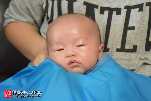 剃胎毛、滿月剃頭、嬰兒剃頭、嬰兒理髮、嬰兒剃髮、嬰兒剃胎毛、嬰兒滿月剃頭、寶寶剃頭、剃胎毛儀式、剃胎毛吉祥話、滿月剃頭儀式、滿月剃頭吉祥話、寶寶剃胎毛、寶寶滿月剃頭理髮、 新北市中和地區剃胎毛、新北市中和地區滿月剃頭、新北市中和地區嬰兒剃頭剃胎毛、新北市中和地區嬰兒理髮、新北市嬰兒剃髮、陳寶寶(新北中和區到府嬰兒寶寶滿月剃頭理髮、免費到府嬰兒剃胎毛儀式吉祥話)。到府剃頭剃胎毛主持、專業拍照、DVD光碟、證書。★購買「臍帶章、肚臍章、胎毛筆刷印章」贈送：剃頭、收涎、抓周，三選一。2017.09.06照片16