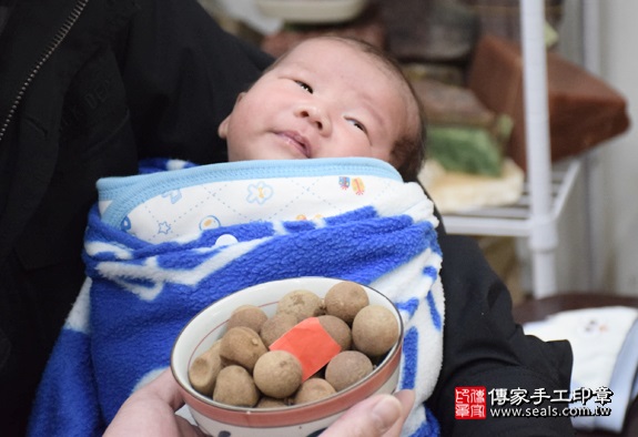 剃胎毛、滿月剃頭、嬰兒剃頭、嬰兒理髮、嬰兒剃髮、嬰兒剃胎毛、嬰兒滿月剃頭、寶寶剃頭、剃胎毛儀式、剃胎毛吉祥話、滿月剃頭儀式、滿月剃頭吉祥話、寶寶剃胎毛、寶寶滿月剃頭理髮、新北永和區剃胎毛、新北永和區滿月剃頭、新北永和區嬰兒剃頭剃胎毛、新北永和區嬰兒理髮、新北永和區嬰兒剃髮、張寶寶們(新北永和區嬰兒寶寶滿月剃頭理髮、免費嬰兒剃胎毛儀式吉祥話)。中國風會場，爸媽寶貝免費穿「日中韓」古裝禮服。專業拍照、DVD光碟、證書。★購買「臍帶章、肚臍章、胎毛筆刷印章」贈送：剃頭、收涎、抓周，三選一。2016.03.24  照片6
