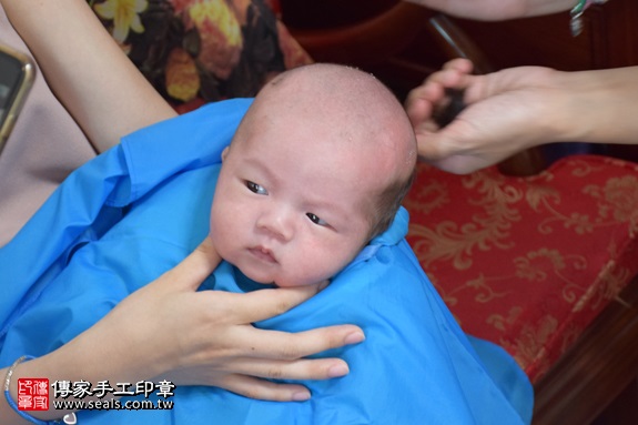 剃胎毛、滿月剃頭、嬰兒剃頭、嬰兒理髮、嬰兒剃髮、嬰兒剃胎毛、嬰兒滿月剃頭、寶寶剃頭、剃胎毛儀式、剃胎毛吉祥話、滿月剃頭儀式、滿月剃頭吉祥話、寶寶剃胎毛、寶寶滿月剃頭理髮、 台北市中山地區剃胎毛、台北市中山地區滿月剃頭、台北市中山地區嬰兒剃頭剃胎毛、台北市中山地區嬰兒理髮、台北市嬰兒剃髮、張寶寶(台北中山區到府嬰兒寶寶滿月剃頭理髮、免費到府嬰兒剃胎毛儀式吉祥話)。到府剃頭剃胎毛主持、專業拍照、DVD光碟、證書。★購買「臍帶章、肚臍章、胎毛筆刷印章」贈送：剃頭、收涎、抓周，三選一。2017.09.06照片17